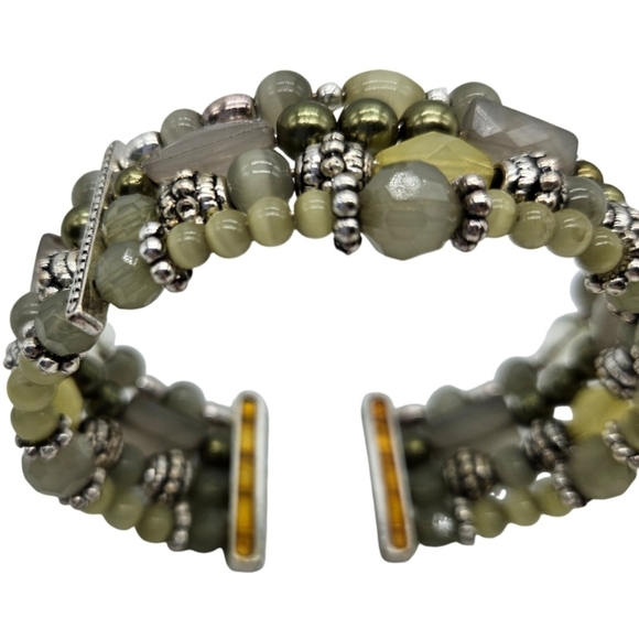 🩵 Glass and mixed material cream beaded cuff bracelet - Picture 2 of 11